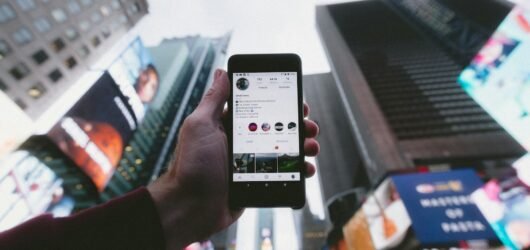 Como mulheres podem usar redes sociais para crescer em plataformas adultas